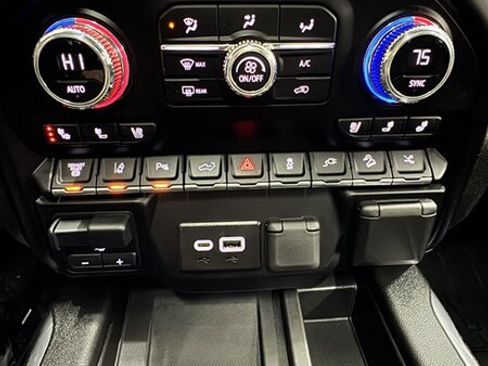 Used 2023 GMC Sierra 2500 Denali w/ Denali Black Diamond Edition image 18