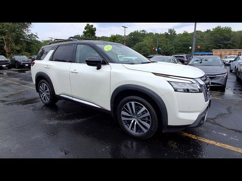 Used 2022 Nissan Pathfinder Platinum w/ Cargo Package AWD/4WD image 2