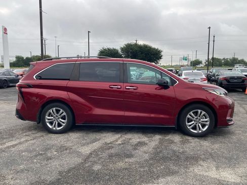 Used 2023 Toyota Sienna XSE w/ XSE Plus Package AWD/4WD image 3