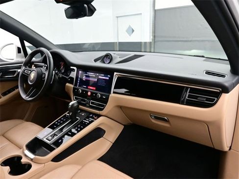 Used 2024 Porsche Macan image 18