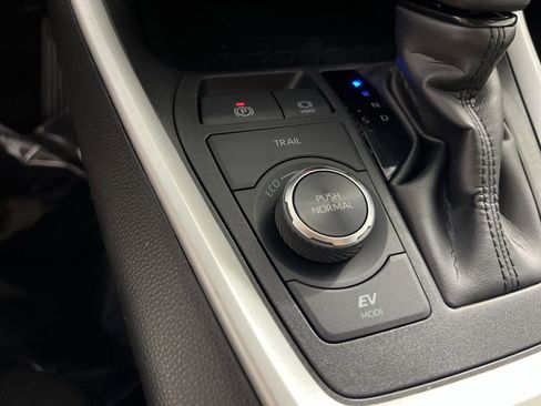 Used 2025 Toyota RAV4 XLE AWD/4WD image 33
