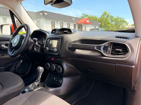Used 2017 Jeep Renegade Altitude FWD image 19