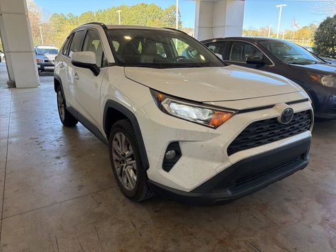 Used 2019 Toyota RAV4 XLE Premium image 4
