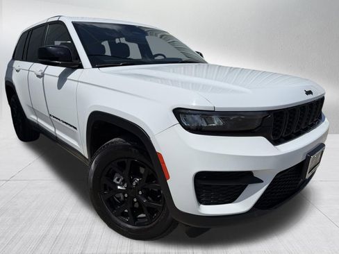 Used 2024 Jeep Grand Cherokee Altitude image 3