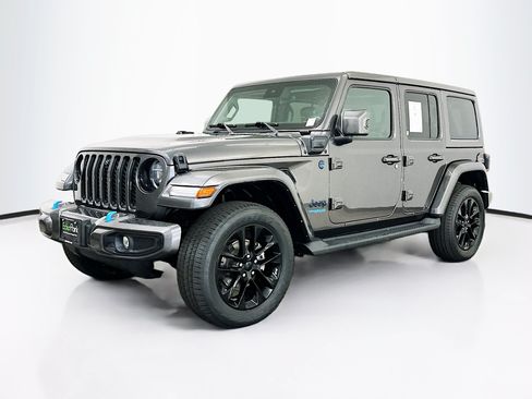 Used 2021 Jeep Wrangler Unlimited Sahara AWD/4WD image 3
