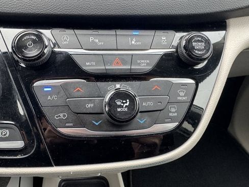 Used 2022 Chrysler Pacifica Touring-L image 23