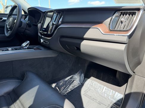 Certified 2023 Volvo XC60 B5 Ultimate w/ Protection Package Premier image 12