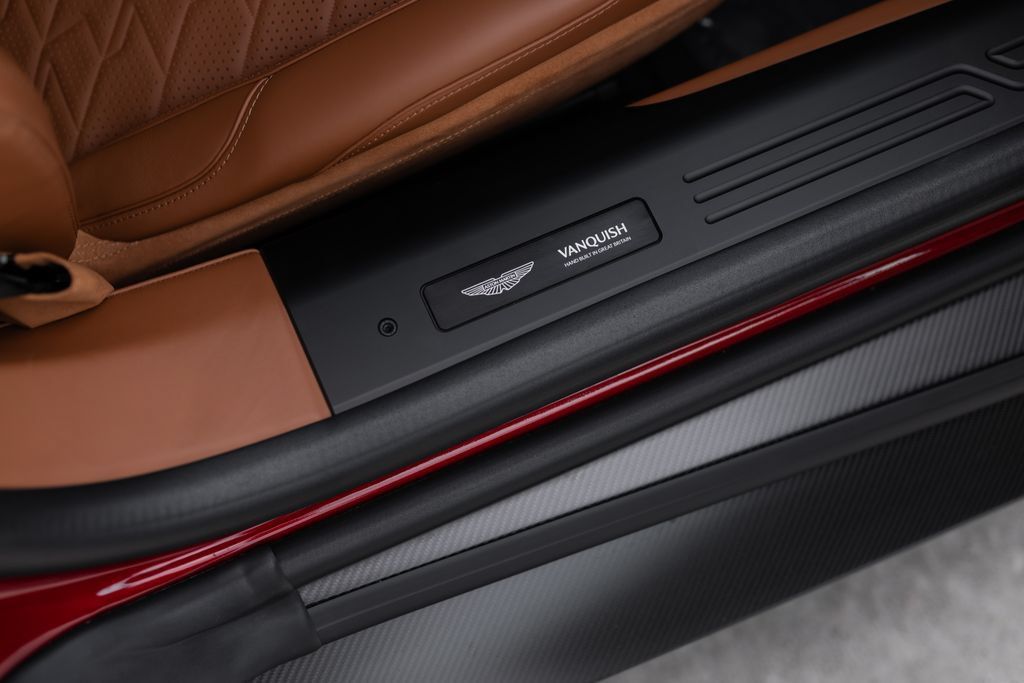 Used 2025 Aston Martin Vanquish RWD image 38
