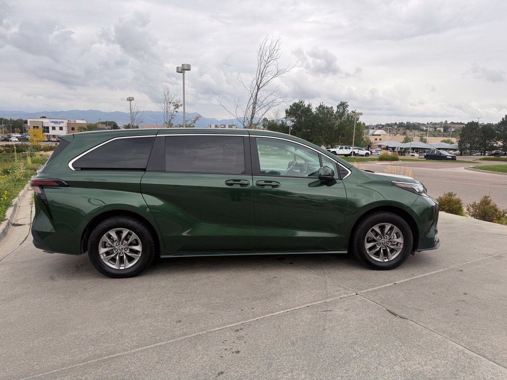 Used 2025 Toyota Sienna LE AWD/4WD image 10