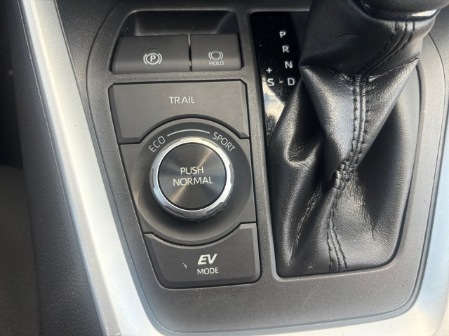 Used 2019 Toyota RAV4 LE w/ Carpet Mat Package AWD/4WD image 16
