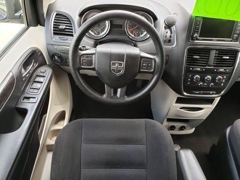 Used 2018 Dodge Grand Caravan SE w/ UConnect Hands-Free Group FWD image 14