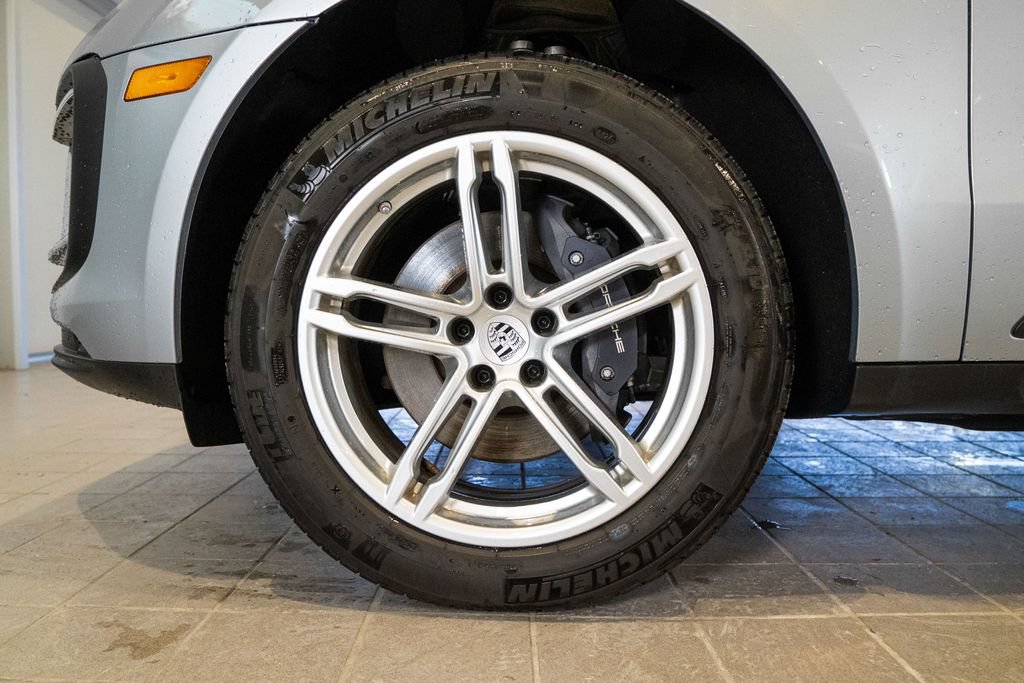 Certified 2025 Porsche Macan AWD/4WD image 11