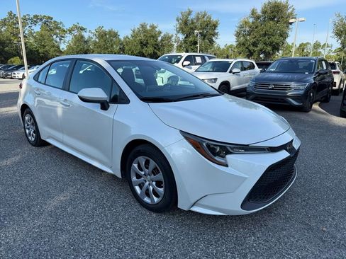 Used 2020 Toyota Corolla LE FWD image 3