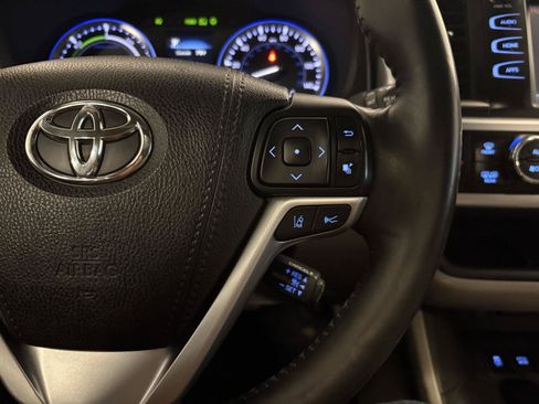 Used 2017 Toyota Highlander XLE AWD/4WD image 18