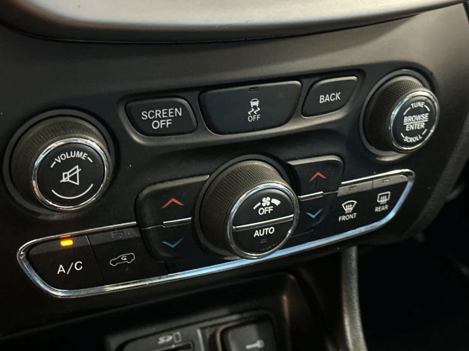 Used 2018 Jeep Cherokee Trailhawk w/ Comfort/Convenience Group AWD/4WD image 21