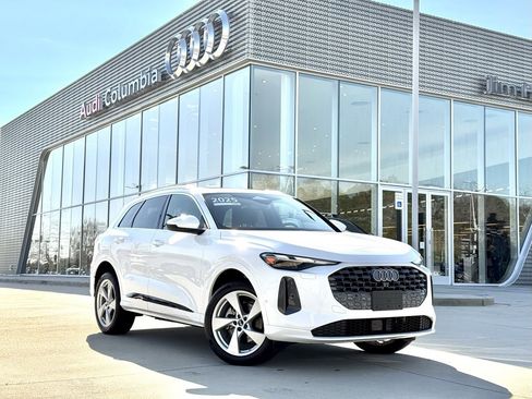 Used 2025 Audi Q5 2.0T Premium w/ Convenience Package image 2