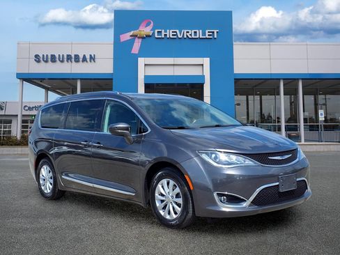 Used 2019 Chrysler Pacifica Touring-L FWD image 3