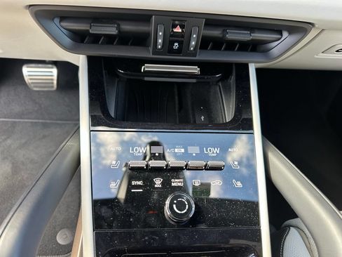 Certified 2025 Porsche Cayenne Turbo AWD/4WD image 25