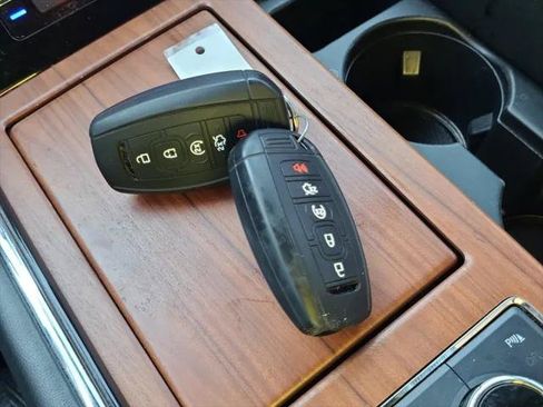 Used 2018 Lincoln Navigator Reserve AWD/4WD image 22