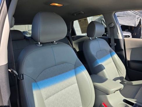 Used 2018 Kia Niro EX image 10