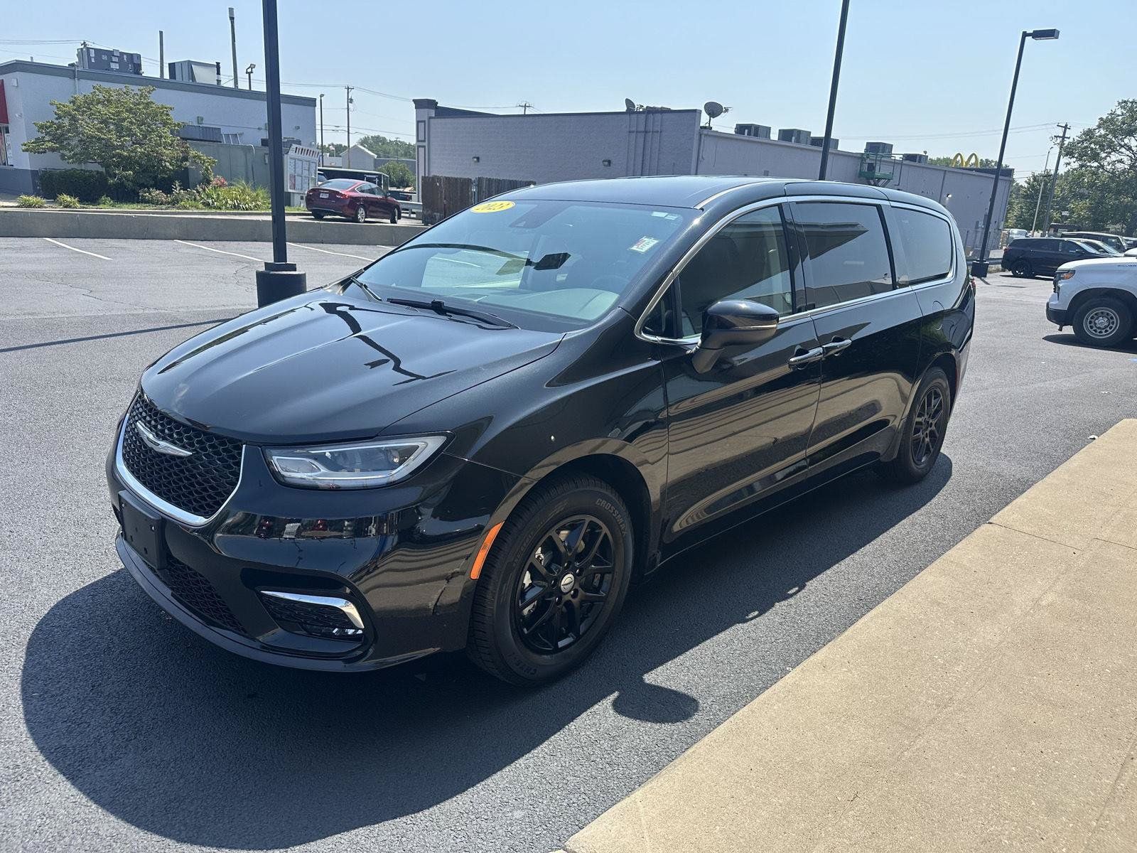 Used 2023 Chrysler Pacifica Touring-L FWD image 7