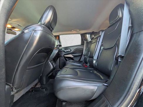 Used 2018 Jeep Cherokee Limited image 18