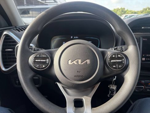 Used 2025 Kia Soul LX w/ LX Technology Package FWD image 25
