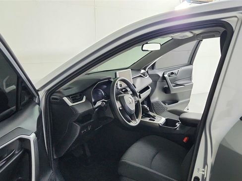 Used 2025 Toyota RAV4 LE AWD/4WD image 9