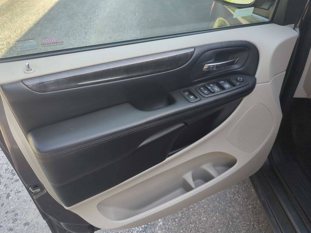 Used 2019 Dodge Grand Caravan SE FWD image 6