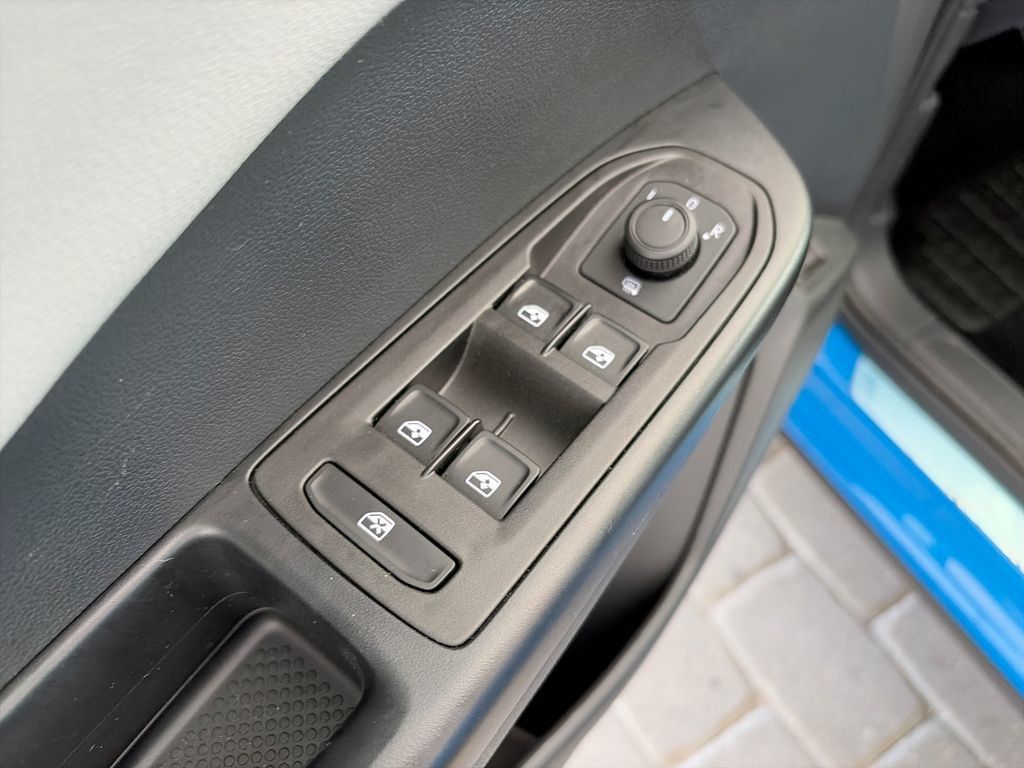 Certified 2024 Volkswagen Taos SE w/ Black Wheel Package FWD image 11