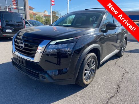 Used 2024 Nissan Pathfinder SV image 1