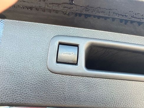 Used 2022 Toyota Highlander XLE AWD/4WD image 9