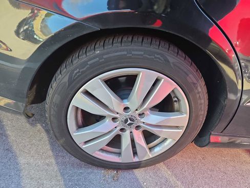 Used 2011 Mercedes-Benz E 350 BlueTEC Sedan image 4