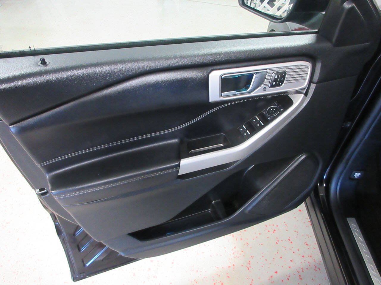 Used 2021 Ford Explorer Limited w/ Equipment Group 301A AWD/4WD image 30