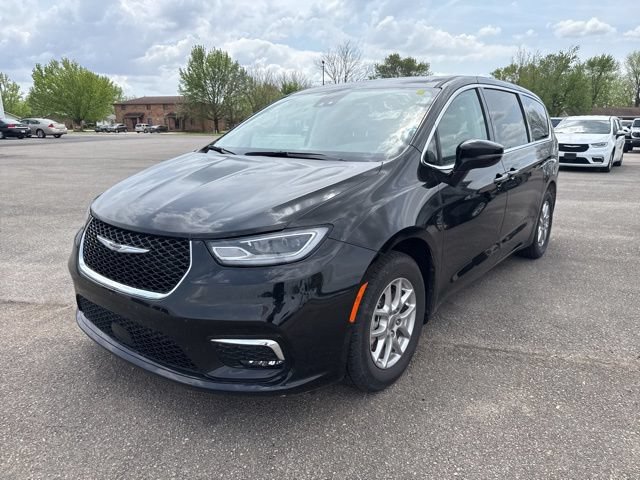 Used 2024 Chrysler Pacifica Touring-L FWD image 2