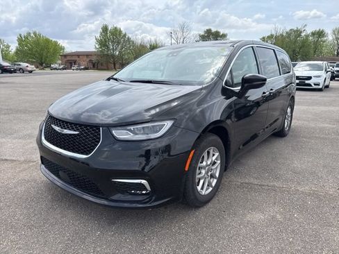 Used 2024 Chrysler Pacifica Touring-L FWD image 2
