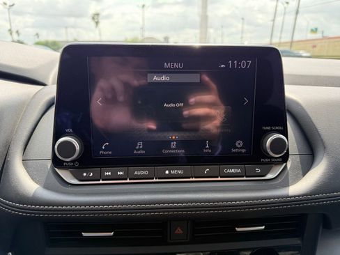 Used 2024 Nissan Rogue SV FWD image 8
