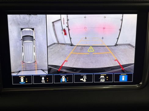 Used 2021 GMC Yukon XL Denali w/ Denali Premium Package image 18