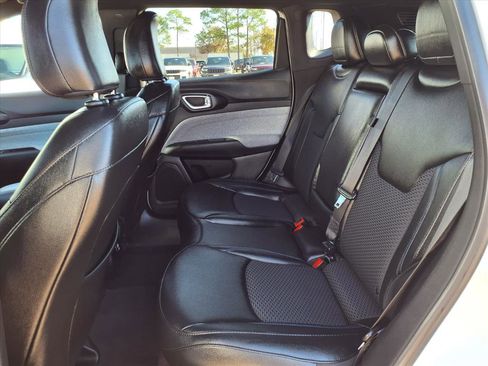 Used 2024 Jeep Compass Latitude image 17