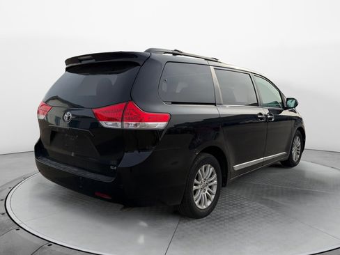 Used 2014 Toyota Sienna XLE image 4