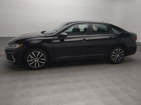 Used 2025 Volkswagen Jetta SE FWD image 2
