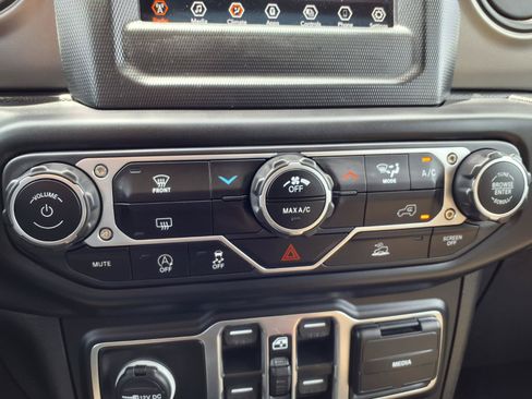 Used 2023 Jeep Gladiator Sport AWD/4WD image 9
