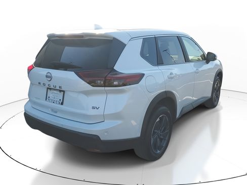 Used 2025 Nissan Rogue SV image 4