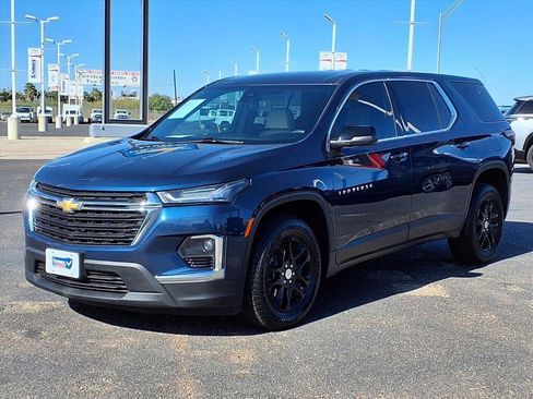 Used 2023 Chevrolet Traverse LS image 3