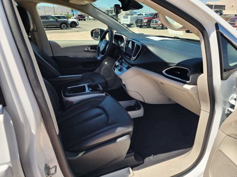 Used 2024 Chrysler Pacifica Touring-L FWD image 17