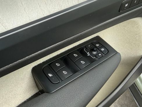 Used 2023 Volvo XC40 B5 Ultimate w/ Protection Package Premier image 10