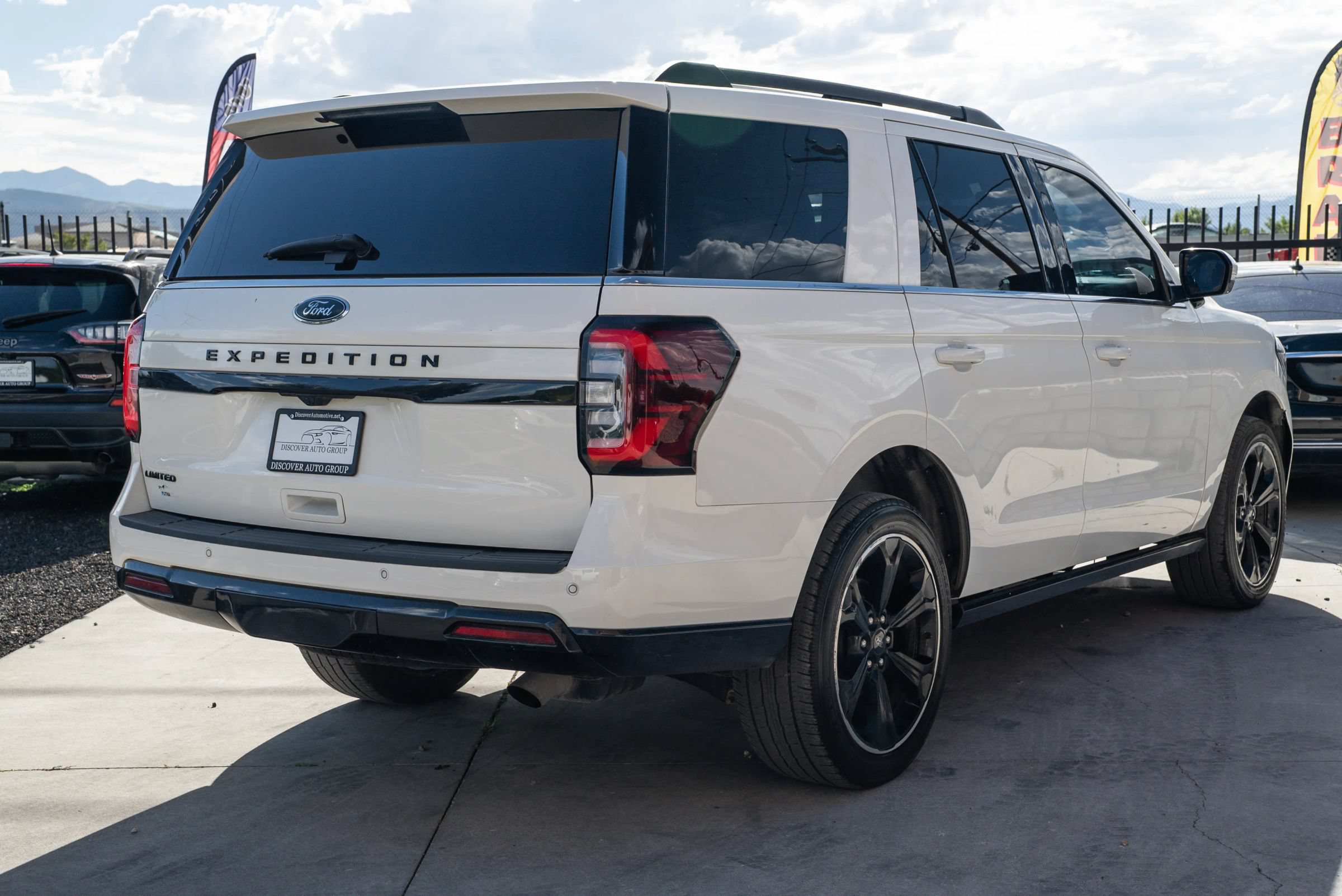 Used 2023 Ford Expedition Limited AWD/4WD image 12