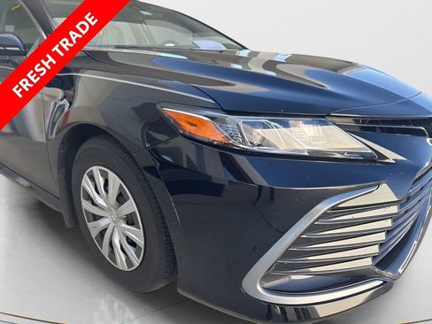 Used 2022 Toyota Camry LE image 3