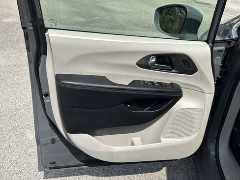 Used 2021 Chrysler Pacifica Touring-L FWD image 13
