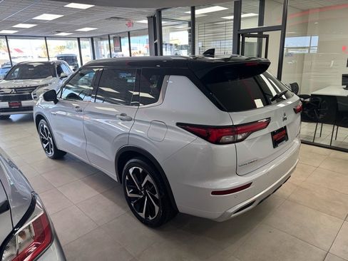 New 2025 Mitsubishi Outlander SEL image 2
